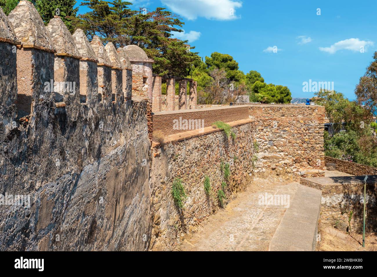 Verteidigungsmauer der Burg Gibralfaro (Castillo de Gibralfaro). Malaga, Andalusien, Spanien Stockfoto