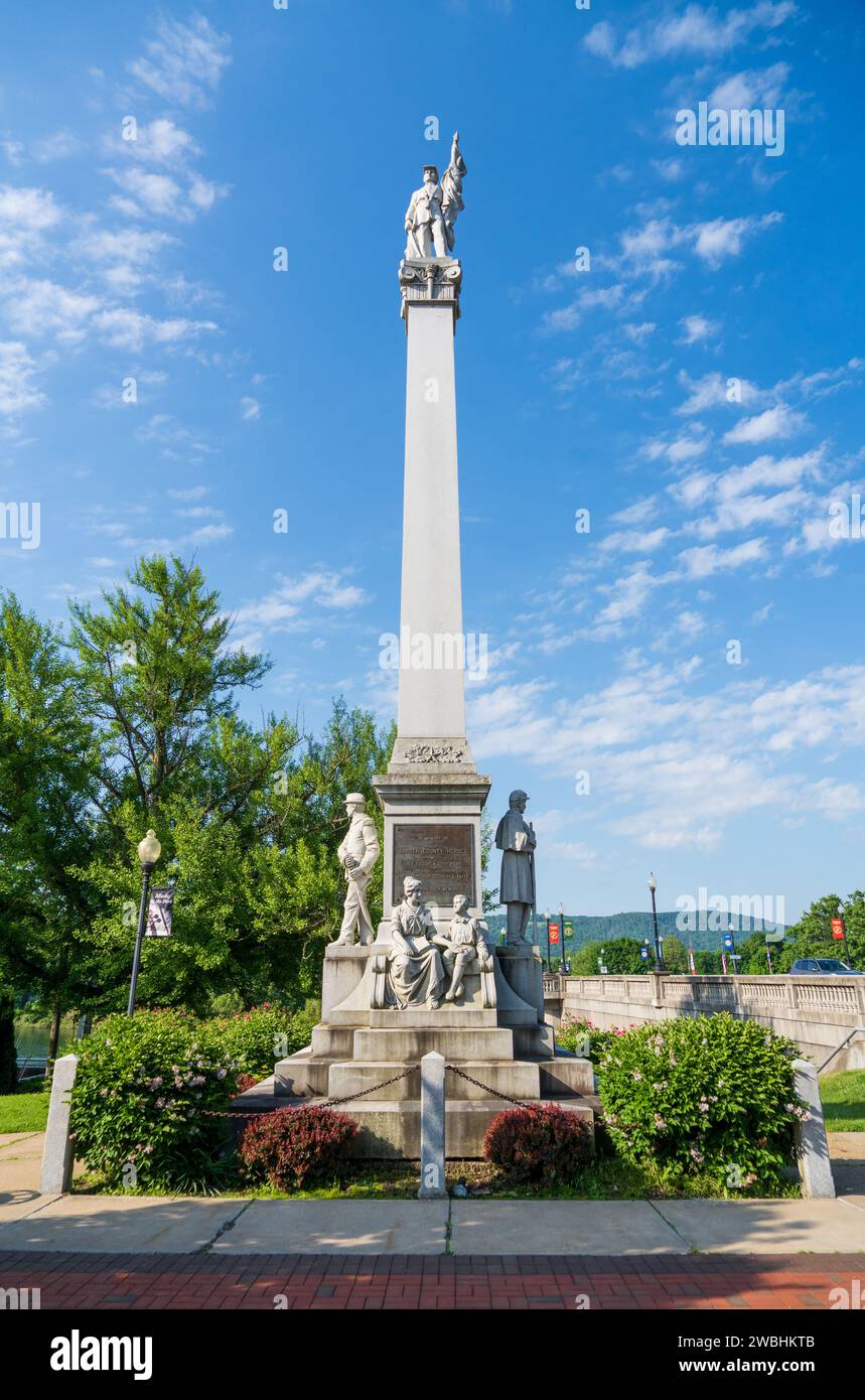 Das Soldiers and Sailors Monument, ein Kriegsdenkmal, in Warren PA, USA Stockfoto