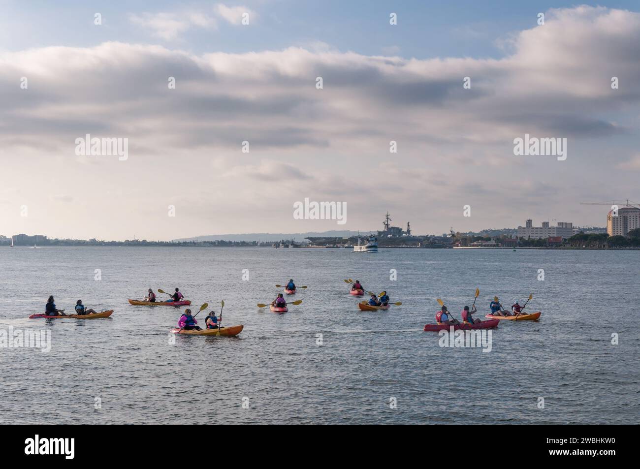 San Diego, Kalifornien, USA - 8. August 2014. Gruppe von Leuten in Kajaks, die in der Bucht von San Diego paddeln Stockfoto