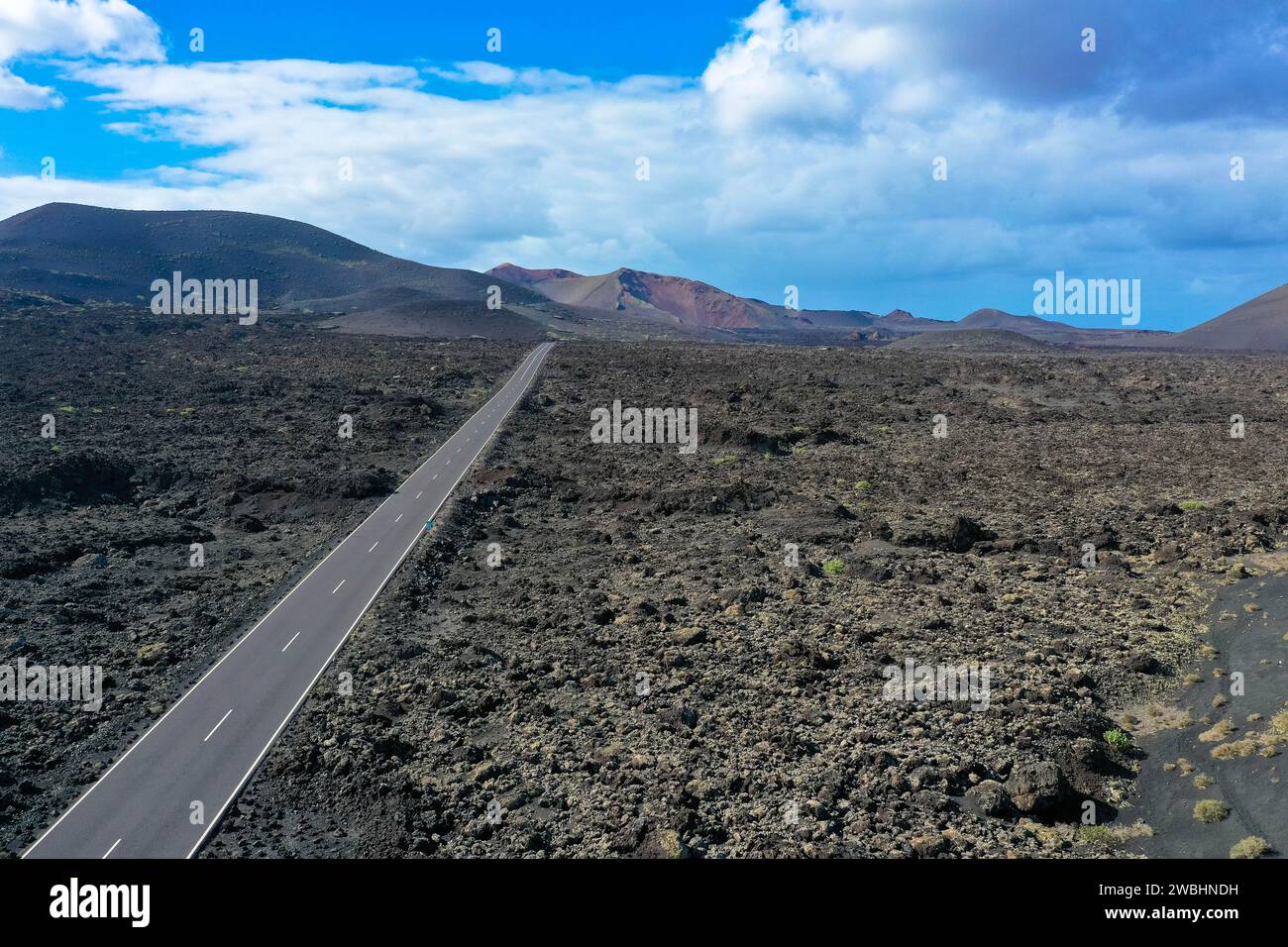 Panoramaansicht der leeren Asphaltstraße LZ-67 in der vulkanischen Landschaft des Timanfaya Nationalparks, Lanzarote, Kanarischen Inseln, Spanien, Europa Stockfoto