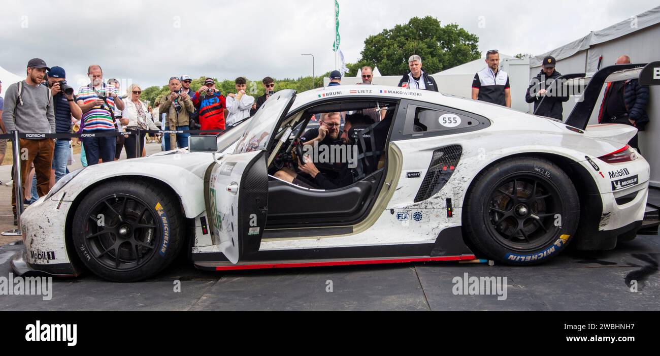 Porsche 911 RSR Goodwood Festival of Speed 2022 Team Porsche in der Grube. Stockfoto