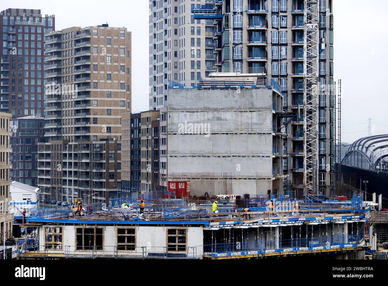 AMSTERDAM - Neubau im Amsterdamer Stadtteil Elzenhagen. Die Verknappung des Wohnungsmarktes in Amsterdam nimmt weiter zu. Da das Angebot, auch wegen zu wenig Neubauten, zurückgeht, stellen die Einwohner von Amsterdam ihr jetziges Haus nicht zum Verkauf. Gleichzeitig zahlen immer mehr Menschen für Wohnungen. ANP RAMON VAN FLYMEN niederlande aus - belgien aus Stockfoto