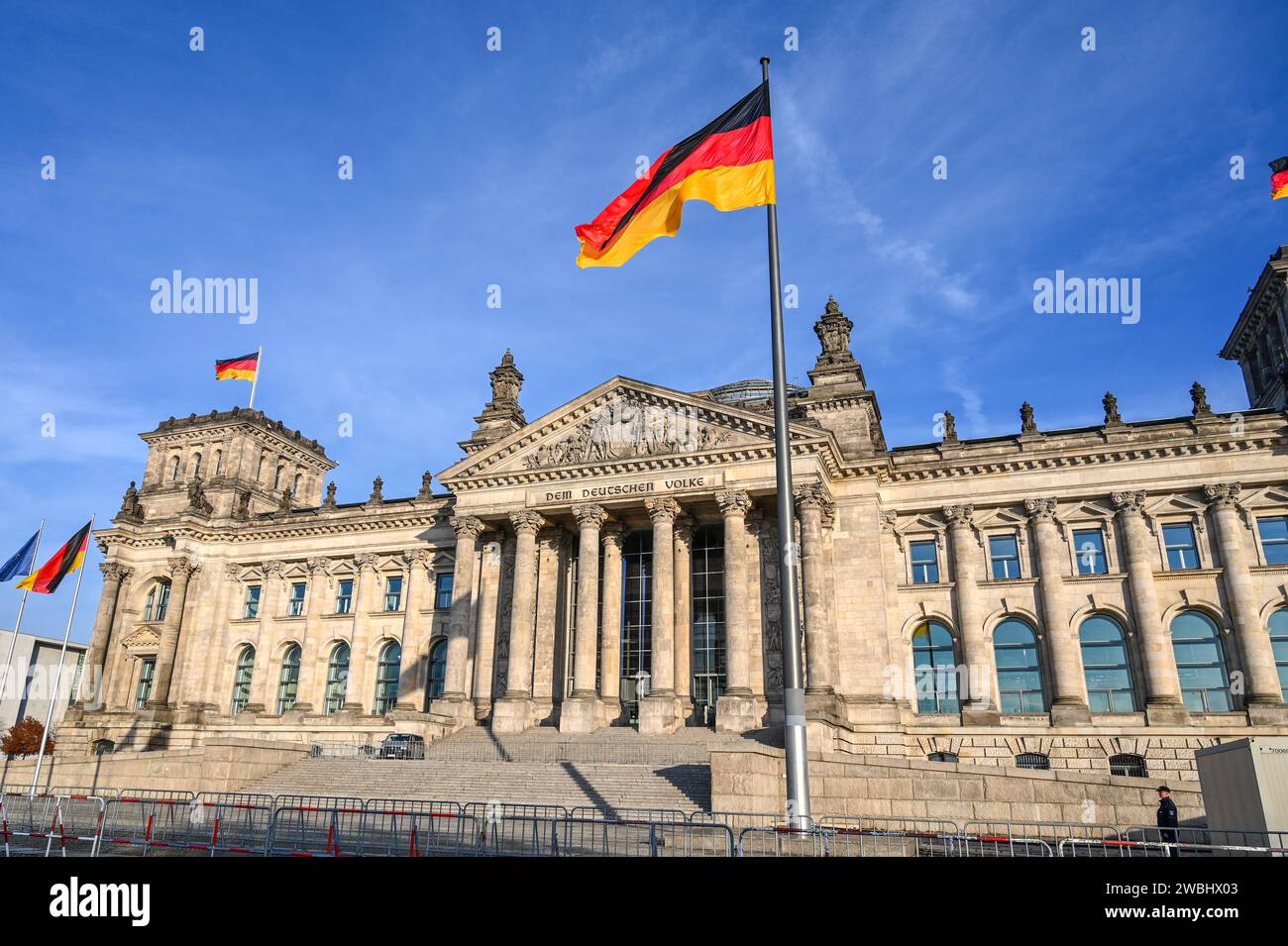 Deutscher Bundestag. Berlin, Gebäude des Deutschen Bundestages. Nationalflaggen fliegen an einem Fahnenmast vor dem Reichstagsgebäude in Berlin. Stockfoto