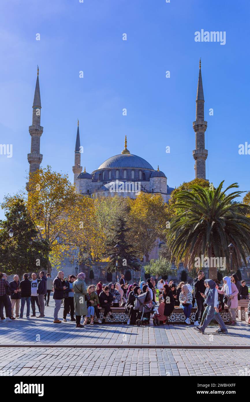 Istanbul, Türkei - 14. November 2023. Blick auf den Sultan Ahmet Park vor der Hagia Sophia Grand Moschee und Hagia Sophia Hurrem Sultan Bathhouse. Su Stockfoto