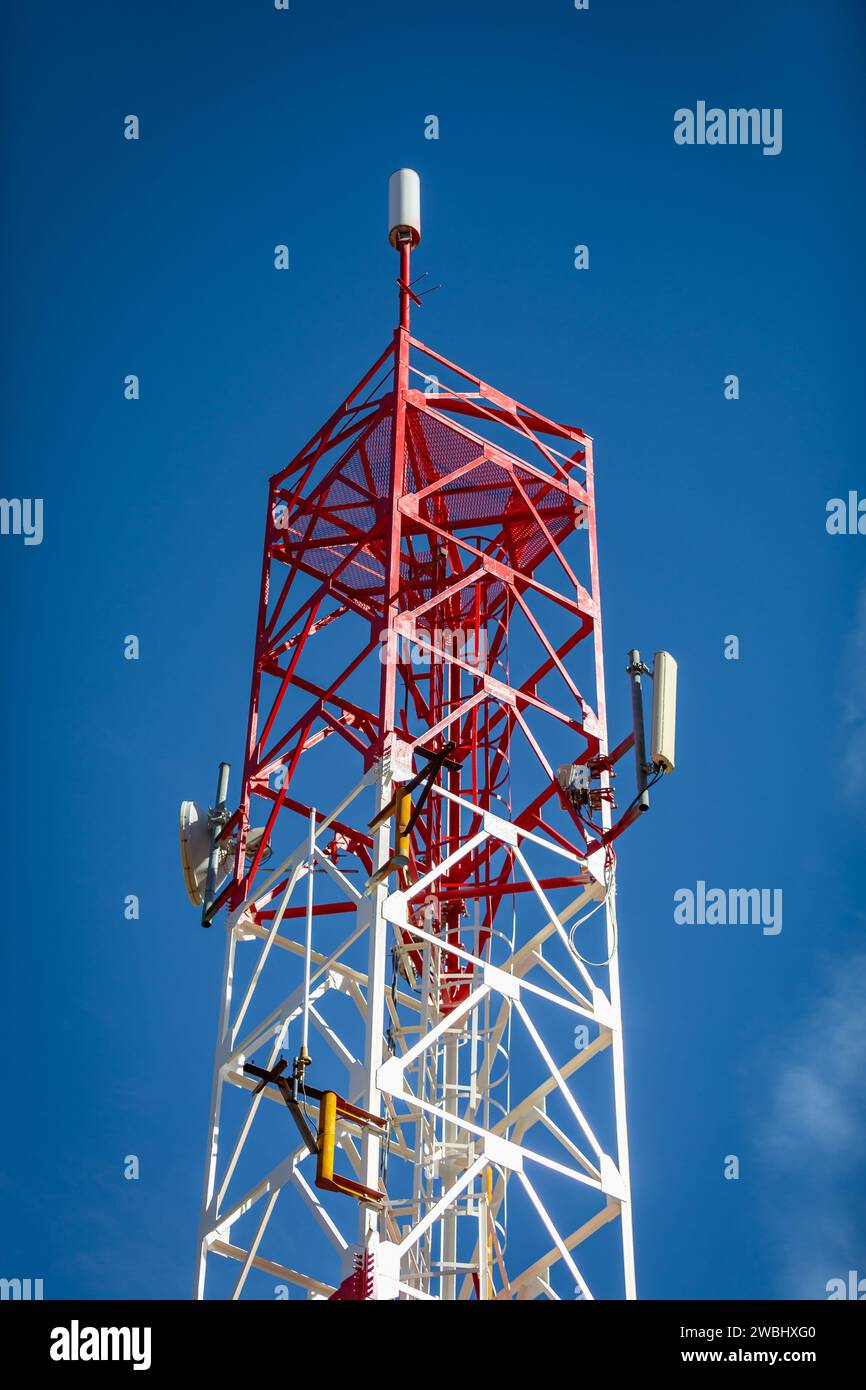 Ein beeindruckender Turm, der eine zuverlässige Kommunikation über einen weiten Radius ermöglicht Stockfoto