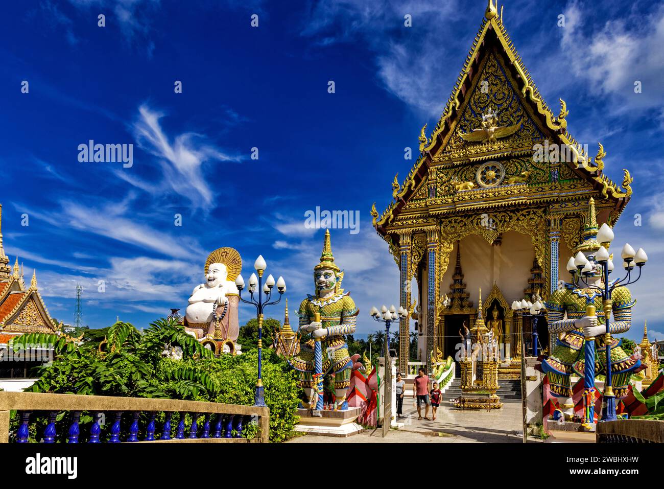 Budai Buddha Statue und Tempelsilhouette, Wat Plai Laem, Bo Phut, Ko Samui, Thailand Stockfoto