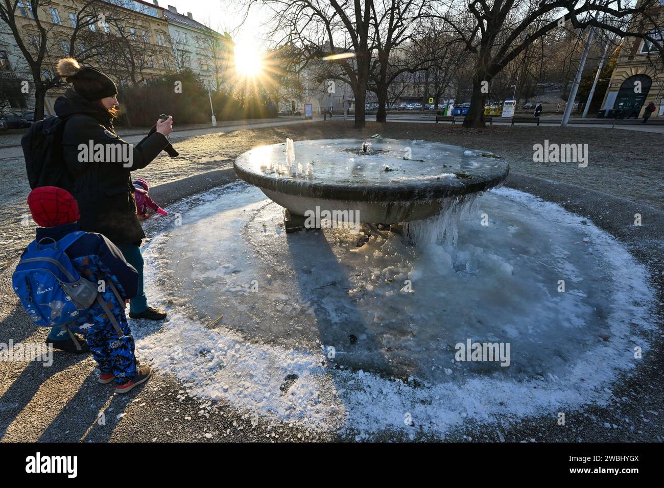 Brünn, Tschechische Republik. Januar 2024. Der Brunnen im Werk Obilni trh (hat Wasser) das ganze Jahr über, der Frost beschädigt ihn nicht in Brünn, Tschechische Republik, 11. Januar 2024. Quelle: Vaclav Salek/CTK Photo/Alamy Live News Stockfoto