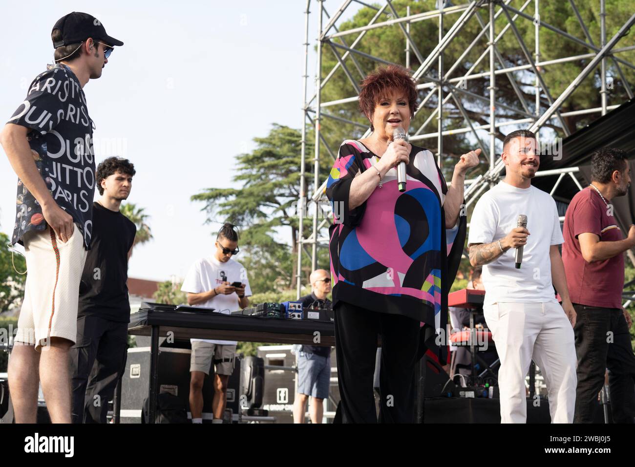 Orietta Berti (R) und Fabio Rovazzi (L), die berühmten italienischen Sänger, die während des Soundcheck im Napoli Pizza Village in Neapel gesehen wurden. Stockfoto