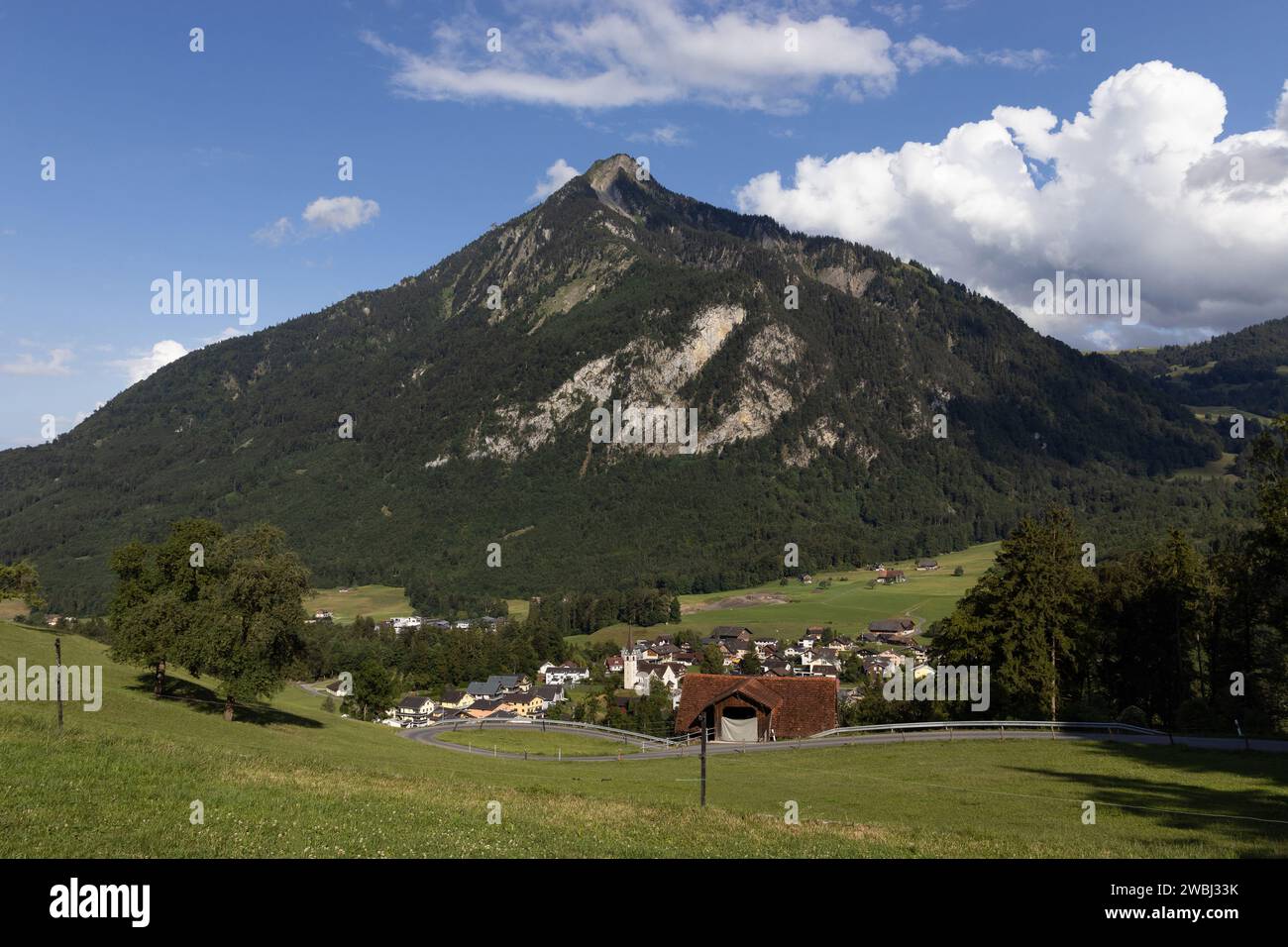 Blick auf das Dorf Ennetmoos mit dem Berg Stanserhorn dahinter in Nidwalden, Schweiz. Blick auf die grüne Landschaft im Sommer. Kopieren Stockfoto