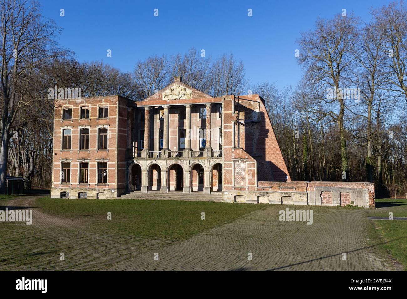Blick auf den öffentlichen Park, den Mesen Park in Lede, Belgien, mit den Resten der Fassade des staatlichen Schlosses Mesen, von dem der Rest abgerissen wurde Stockfoto