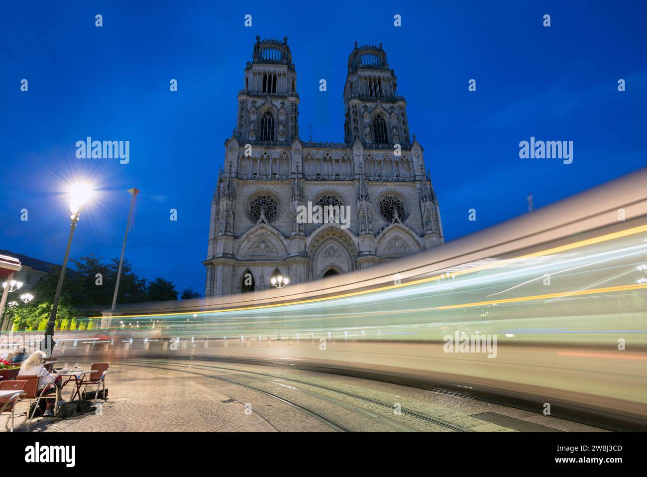 Europa, Frankreich, Region Centre-Val de Loire, Orléans, Kathedrale des Heiligen Kreuzes von Orléans mit vorbeifahrender Straßenbahn bei Nacht Stockfoto