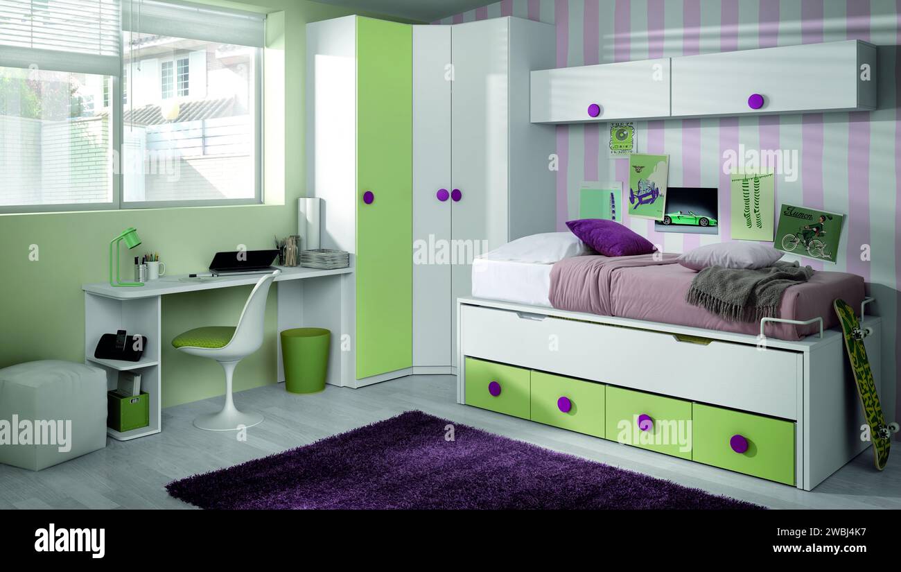 Innenszene des Jugendschlafzimmers mit farbenfroher Dekoration und preiswerten Möbeln. Moderner Stil, Vintage, Boho, Trends, 2024, Jugend, Farbe Stockfoto