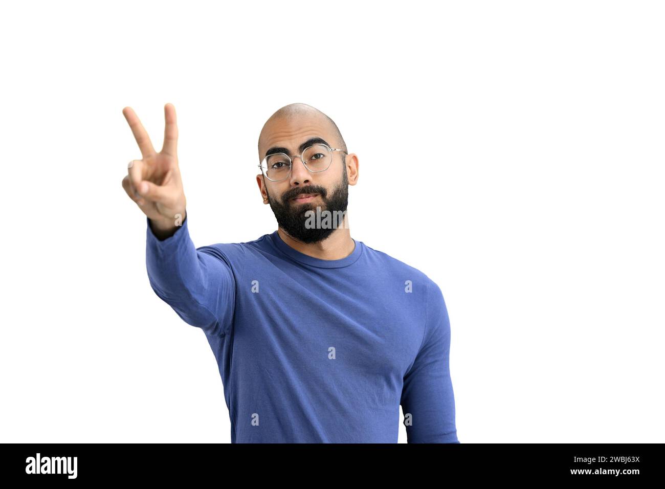 Ein Mann auf weißem Hintergrund zeigt in Nahaufnahme ein Siegeszeichen Stockfoto