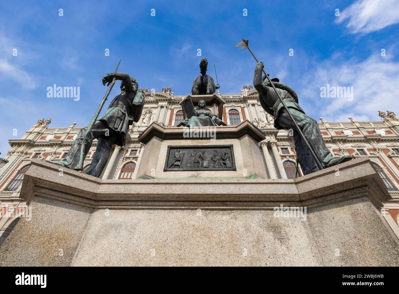 TURIN, ITALIEN, 11. APRIL 2023 - Carlo Alberto Monument auf dem Carlo Alberto Platz in Turin, Italien Stockfoto