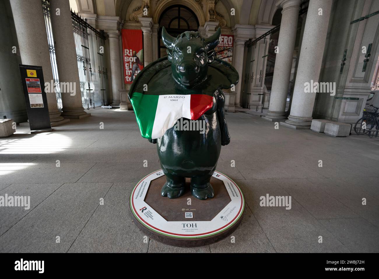 TURIN, ITALIEN, 11. APRIL 2023 - die Stierstatue, das Symbol von Turin im Innenhof des Palastes Carignano in Turin, Italien Stockfoto