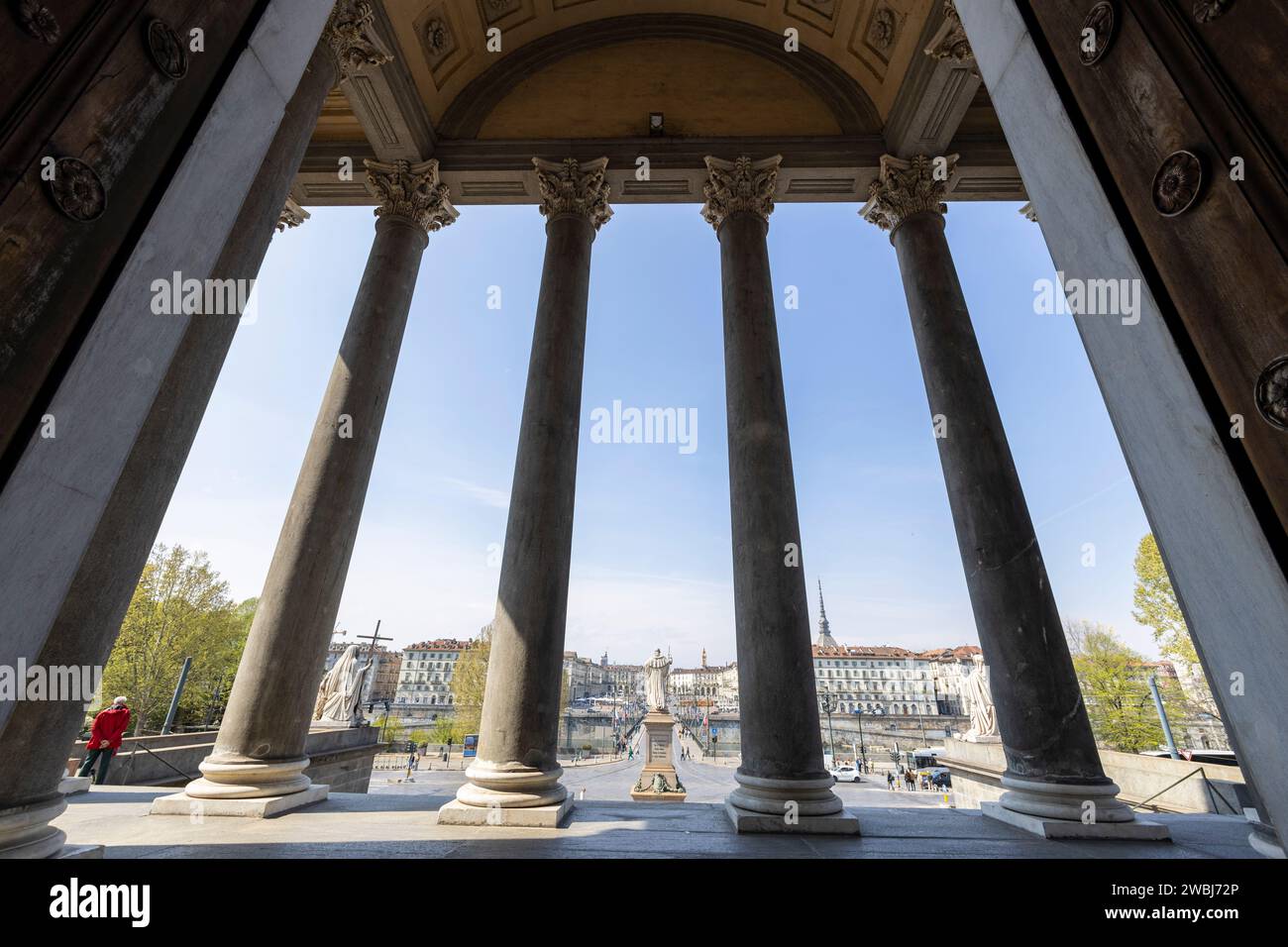 TURIN (TURIN), ITALIEN, 11. APRIL 2023 - Blick auf Turin durch die Säulen der Kirche Gran Madre di Dio in Turin (Turin), Piemont, Italien Stockfoto