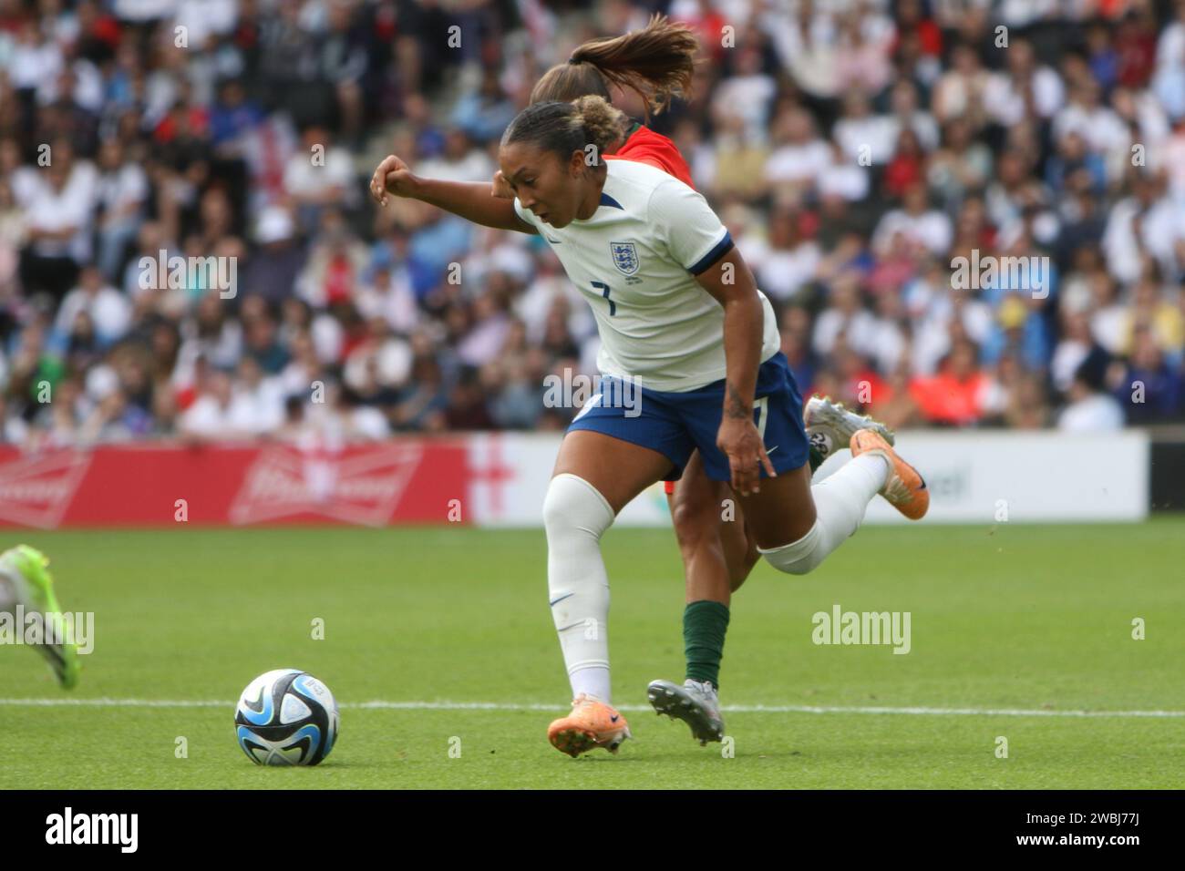 Lauren James hält das Gleichgewicht während der England Lionesses Women's Football Team gegen Portugal im Stadium MK, Milton Keynes, 1. Juli 2023 Stockfoto