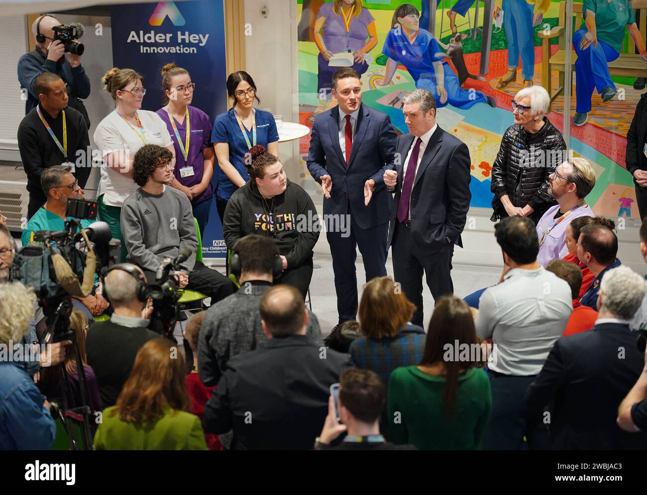 Der Vorsitzende der Labour Party, Sir Keir Starmer (Mitte rechts), und