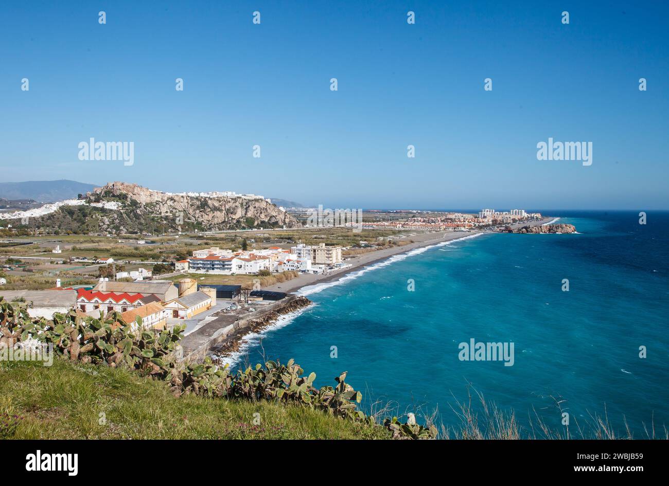 Salobrena, Blick auf die Küste der spanischen Villen an der Costa Tropical, Granada Salobrena, Blick auf die Küste der spanischen Villen an der Costa Tropical, Granada Stockfoto