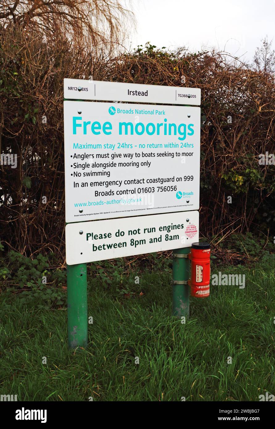 Ein Broads National Park Free Moorings Schild an den Norfolk Broads am River Ant in Irstead, Norfolk, England, Vereinigtes Königreich. Stockfoto