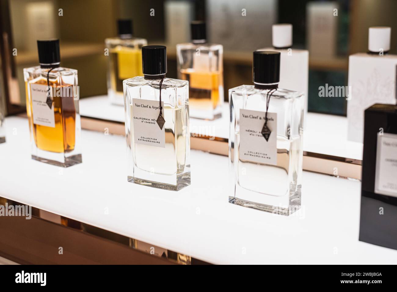 Bangkok, Thailand - 17. Dezember 2023: Van Cleef und Arpels Parfüm in einem Ladenregal. Stockfoto