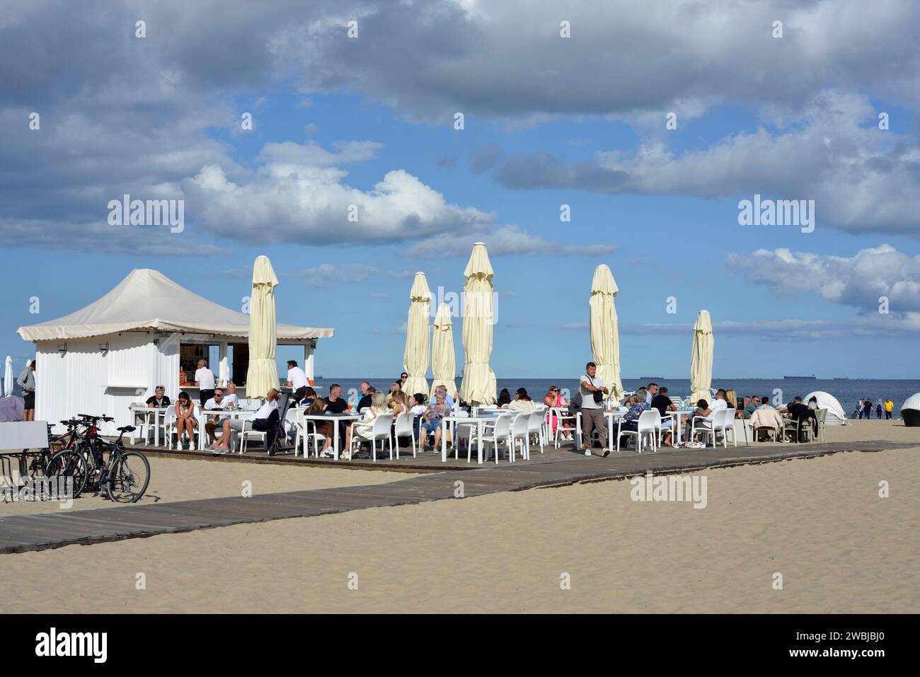 Strandbar und Leute außerhalb der Saison an der Ostsee im Kurort Sopot, Polen, Europa, EU Stockfoto