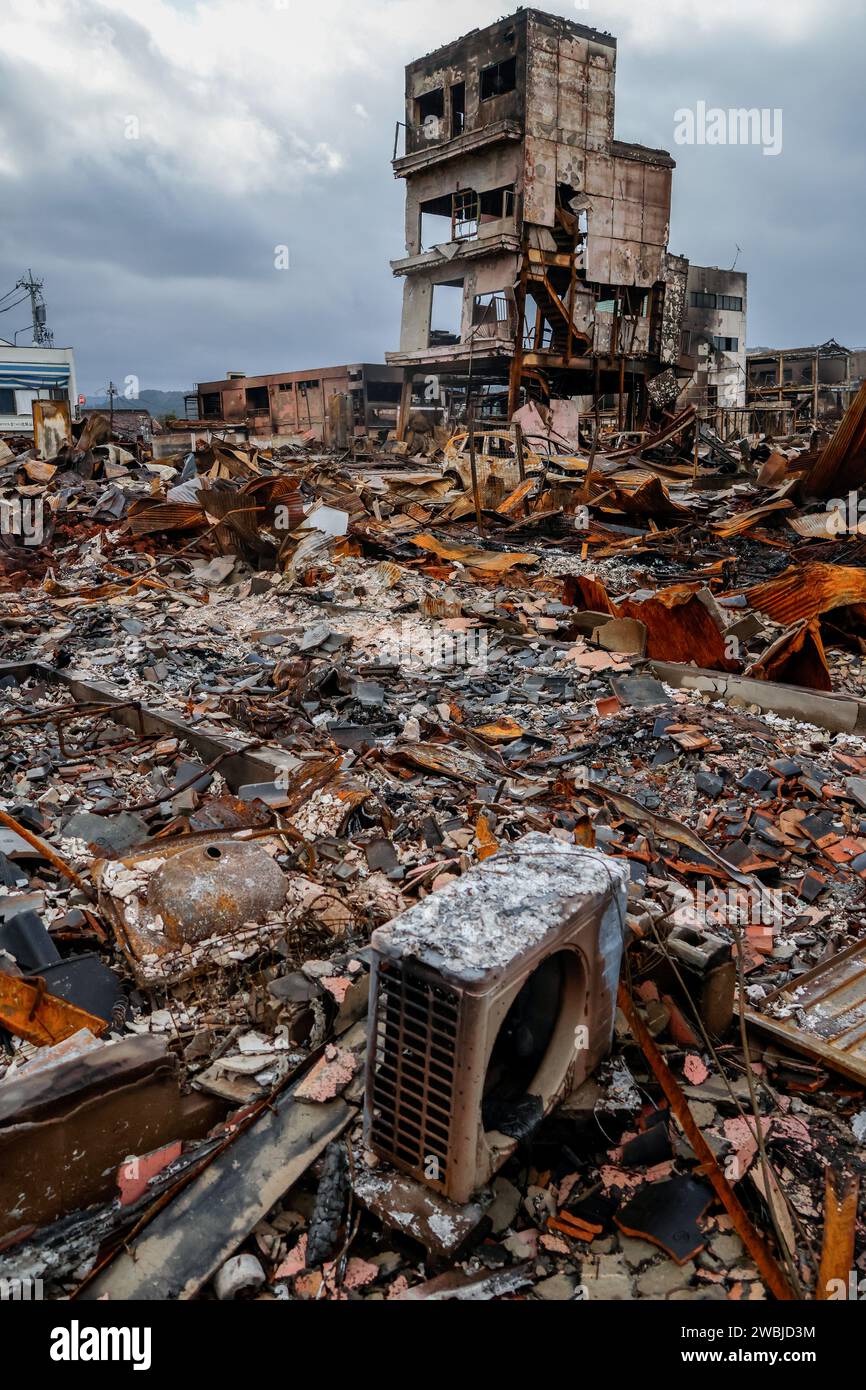 Ein Blick auf zerstörte Gebäude rund um den Touristenort Asaichi nach einem Großbrand in Wajima, Präfektur Ishikawa. Mindestens 73 Menschen wurden in der Präfektur Ishikawa wegen des starken Erdbebens der Stärke 7,6, das die Präfektur und die umliegenden Gebiete am Neujahrstag heimsuchte, als Retter weiterhin nach vermissten Menschen suchten, als sie in der Präfektur Ishikawa tot waren. Stockfoto
