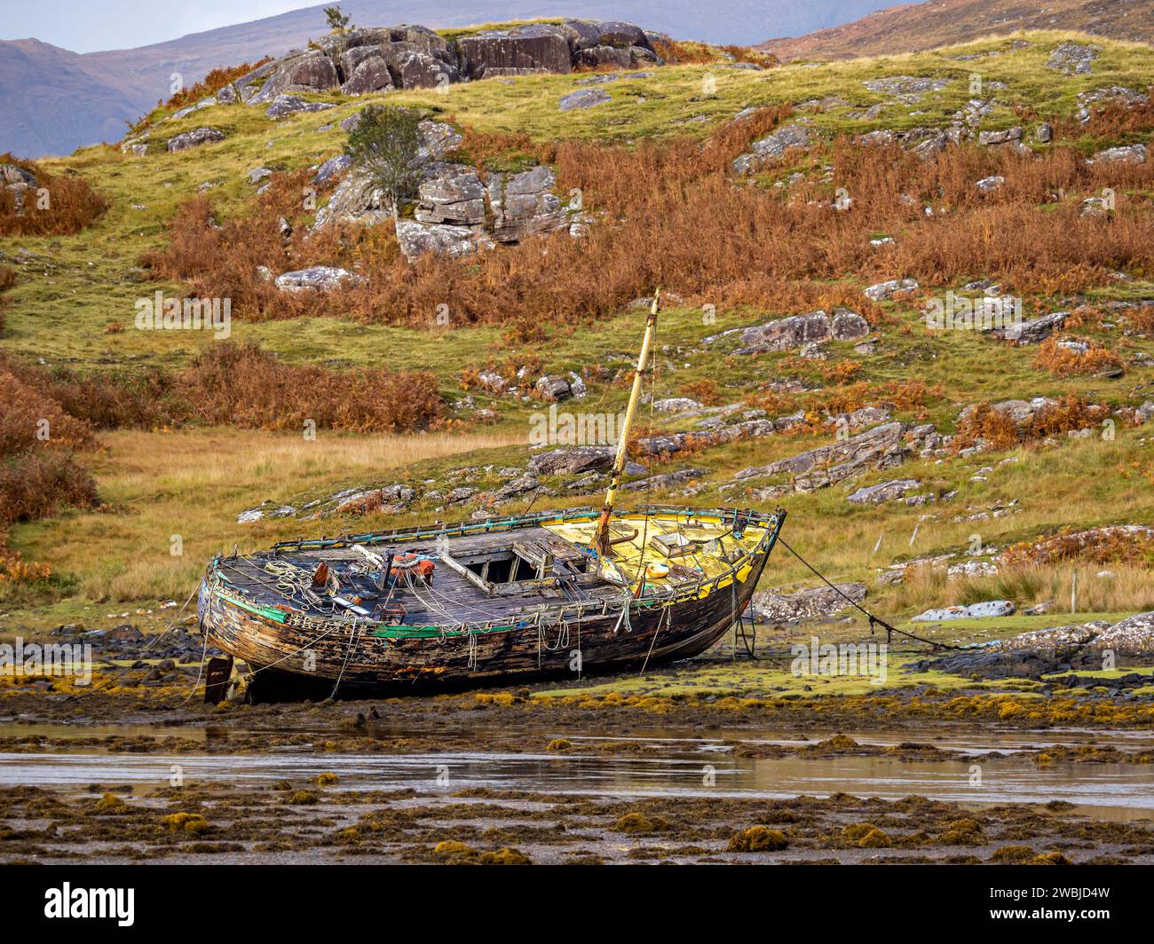 Ein Wrack der Isa, eines in Broadford registrierten Fischereifahrzeugs, lag in Culduie, Schottland. Stockfoto
