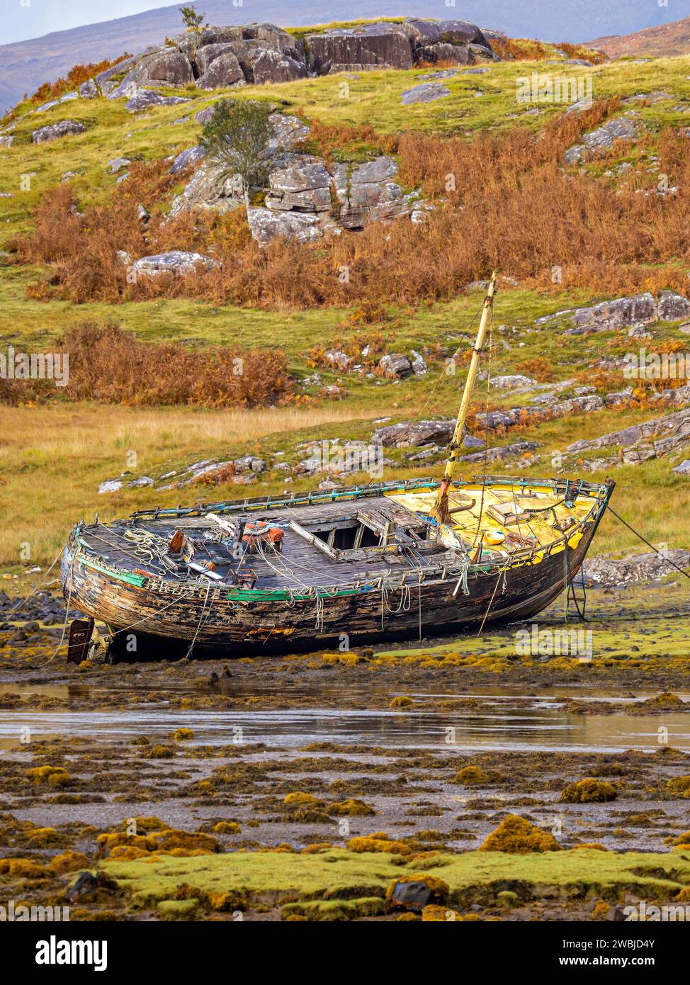 Ein Wrack der Isa, eines in Broadford registrierten Fischereifahrzeugs, lag in Culduie, Schottland. Stockfoto