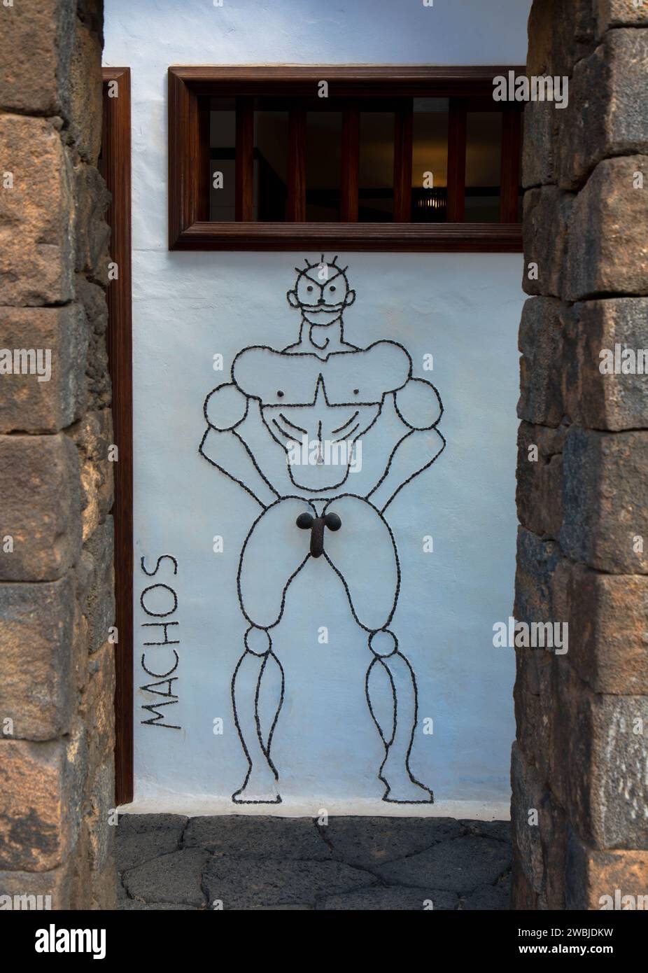 Kunstvolles Eingangsschild auf der Herrentoilette. Jardin de Cactus, Cesar Manrique. Nahaufnahme. Lanzarote, Kanarische Inseln, Spanien. November 2023 Stockfoto
