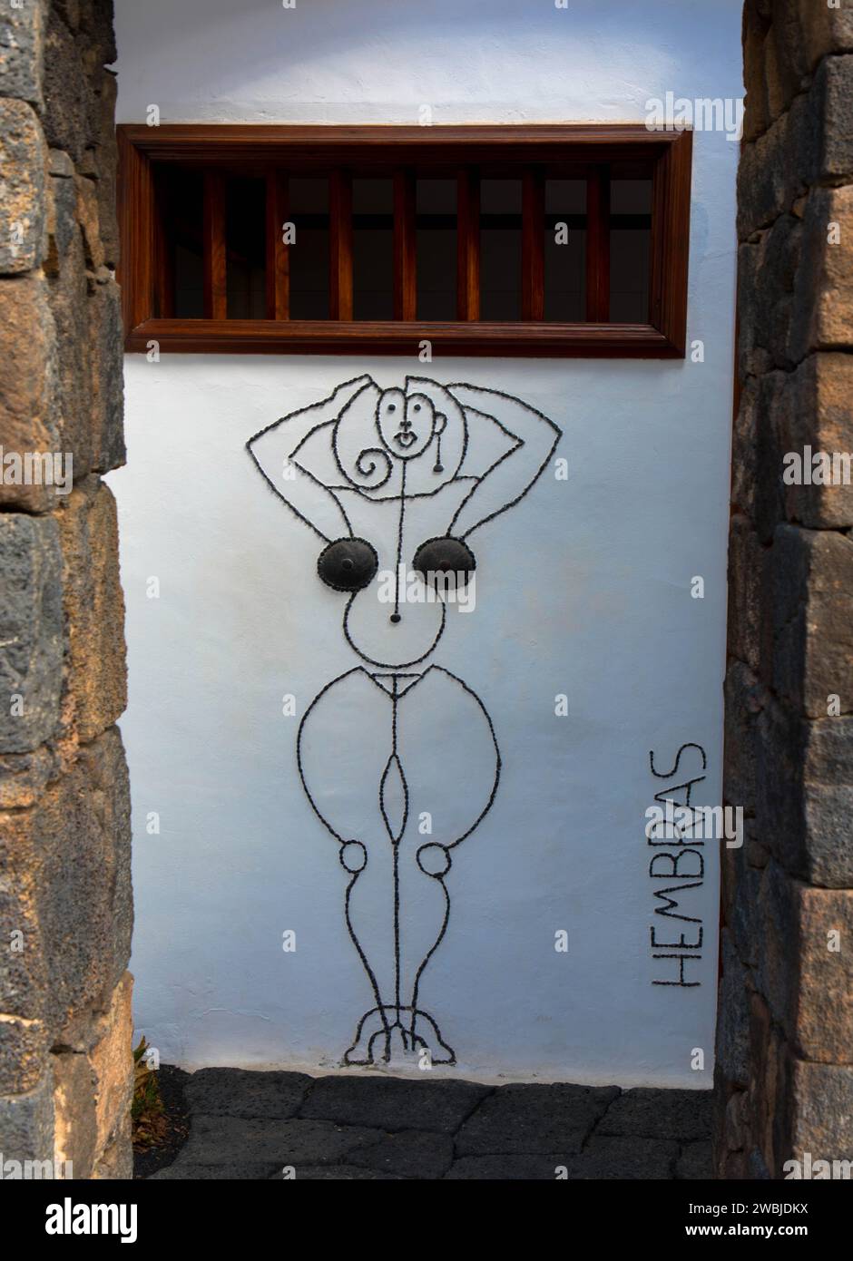 Kunstvolles Eingangsschild auf der Damentoilette. Jardin de Cactus, Cesar Manrique. Nahaufnahme. Lanzarote, Kanarische Inseln, Spanien. November 2023 Stockfoto
