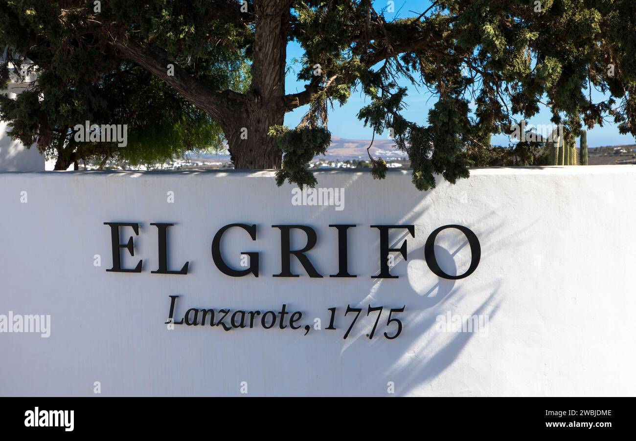 El Grifo Einfahrtsschild. Das Weingut El Grifo Bodega befindet sich im Zentrum der Insel, in der Nähe von Masdache, im Weinanbaugebiet La Geria. Lanzarote Stockfoto