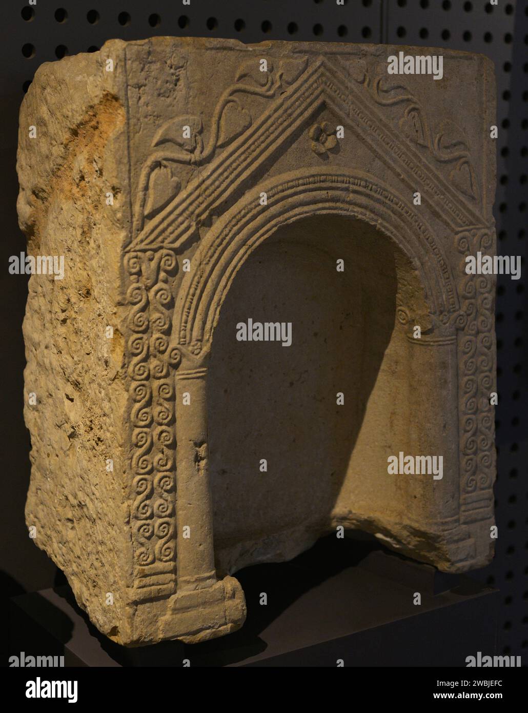 Votivnische. 3. Jahrhundert n. Chr. Von der römischen Villa Quinta de Marim. Olhao, Bezirk Faro, Portugal. Nationalmuseum Für Archäologie. Lissabon, Portugal. Stockfoto