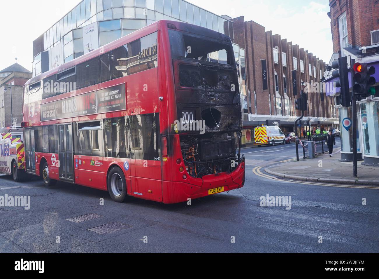 London, Großbritannien. 11. Januar 2024. . Ein Elektrobus wird abgeschleppt, nachdem er heute Morgen auf der Wimbledon Hill Road in Brand geriet. Es gibt keine Berichte über Verletzungen. Quelle: amer Gazzal/Alamy Live News Stockfoto