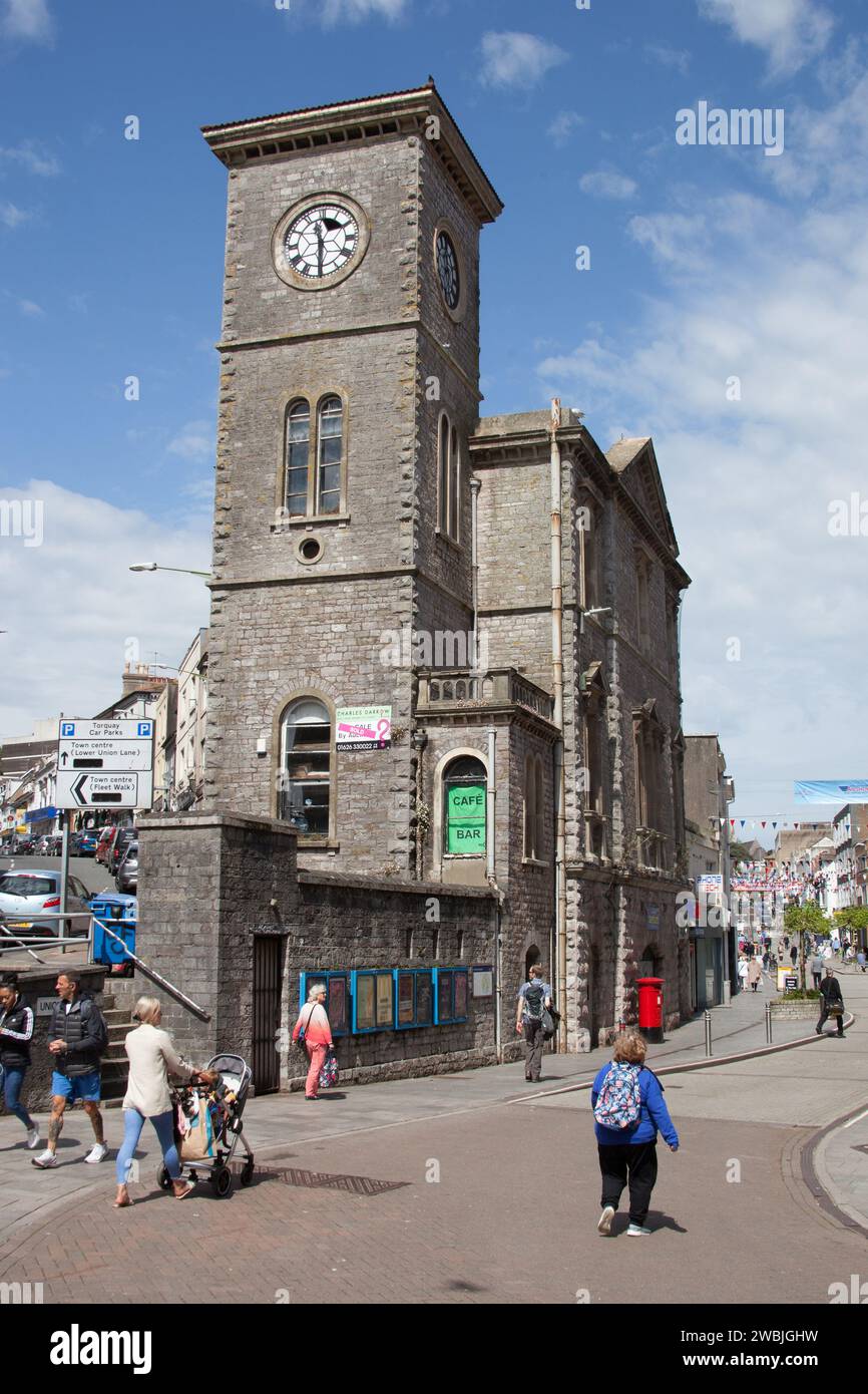 Ein altes Uhrenturmgebäude, jetzt eine Café-Bar an der Union Street, Torquay in Großbritannien Stockfoto