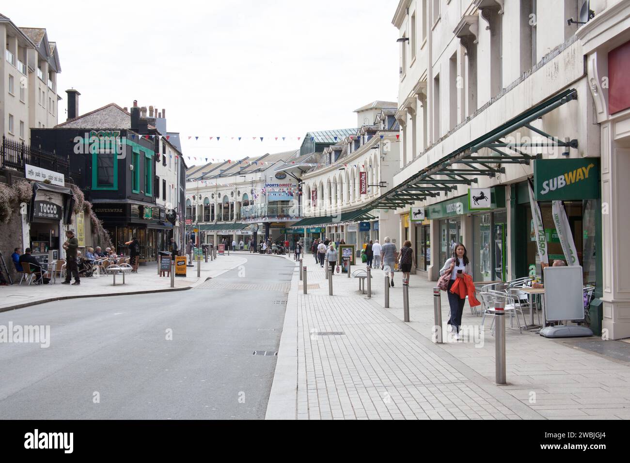 Geschäfte und Shopper in der Fleet Street, Torquay in Devon, Großbritannien Stockfoto