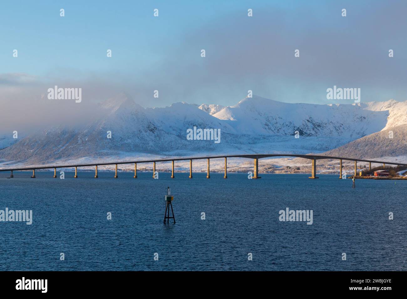 Andøy-Brücke bei Risoyhamn, Norwegen, Skandinavien, Europa im Oktober: Die Brücke verbindet die Insel Andøya mit der Nachbarinsel Hinnøya Stockfoto