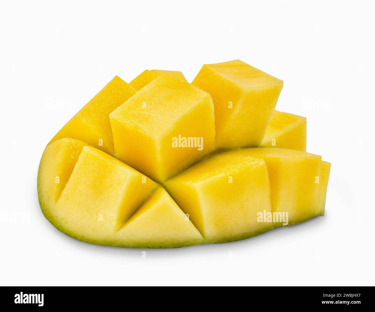 Mango isoliert auf weiß. Mangobrüchwürfel. Stockfoto