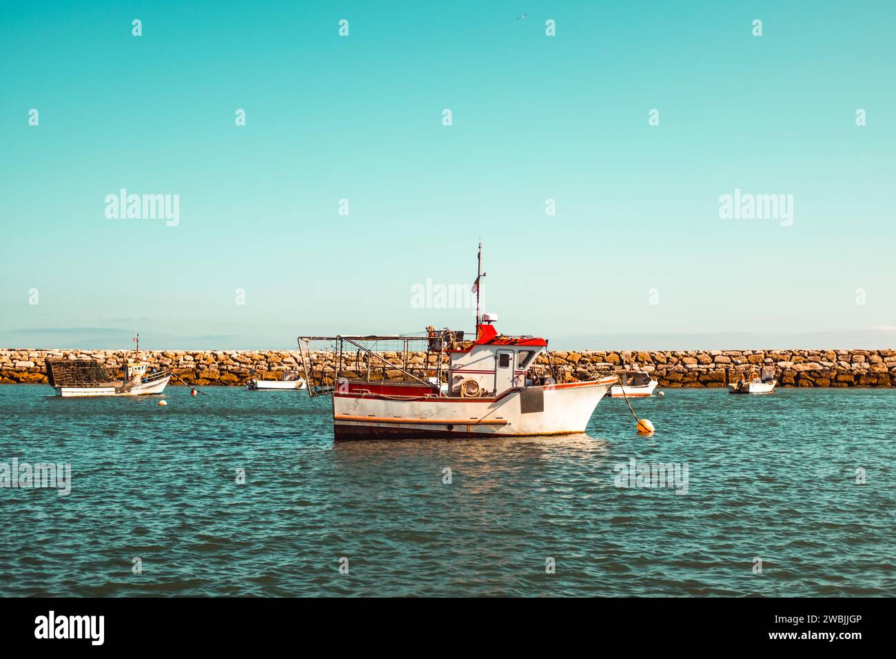 Kleines Boot im Jachthafen von Albufeira, Algarve, südlich von Portugal Stockfoto