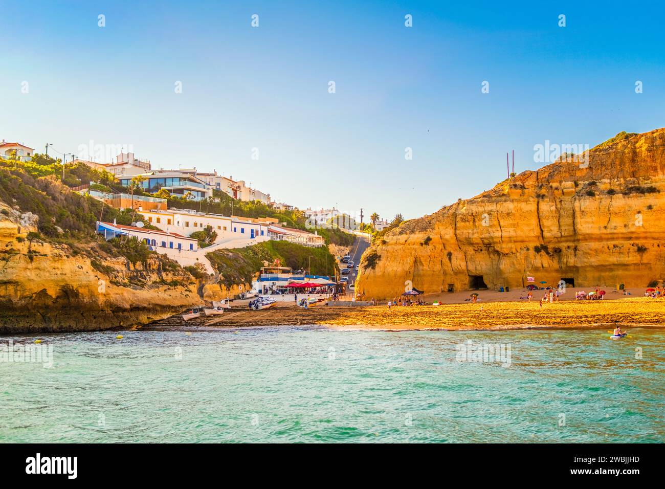 Wunderschöne Kalksteinklippe an der Algarve mit dem Dorf Benagil, südlich von Portugal Stockfoto