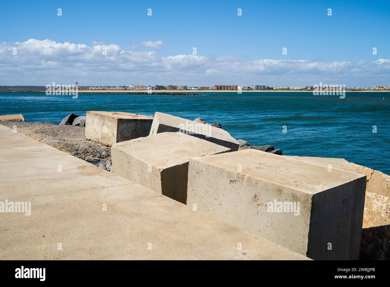 Isla Canela vom Pier auf dem Atlantischen Ozean aus gesehen, Andalusien, Spanien Stockfoto