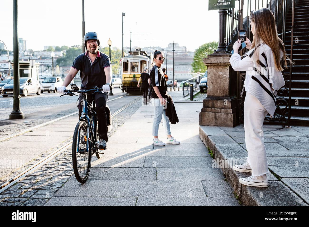 17. April 2023 - Porto, Portugal: Menschen, Touristen, die sich entspannen, genießen und die Innenstadt von Porto besichtigen Stockfoto