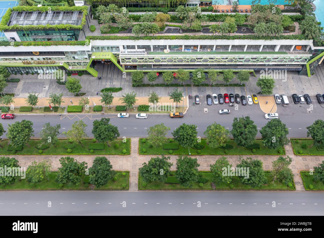 Ein Blick aus der Vogelperspektive auf eine moderne Straße mit Autos in Ho-Chi-Minh-Stadt, Vietnam. Stockfoto