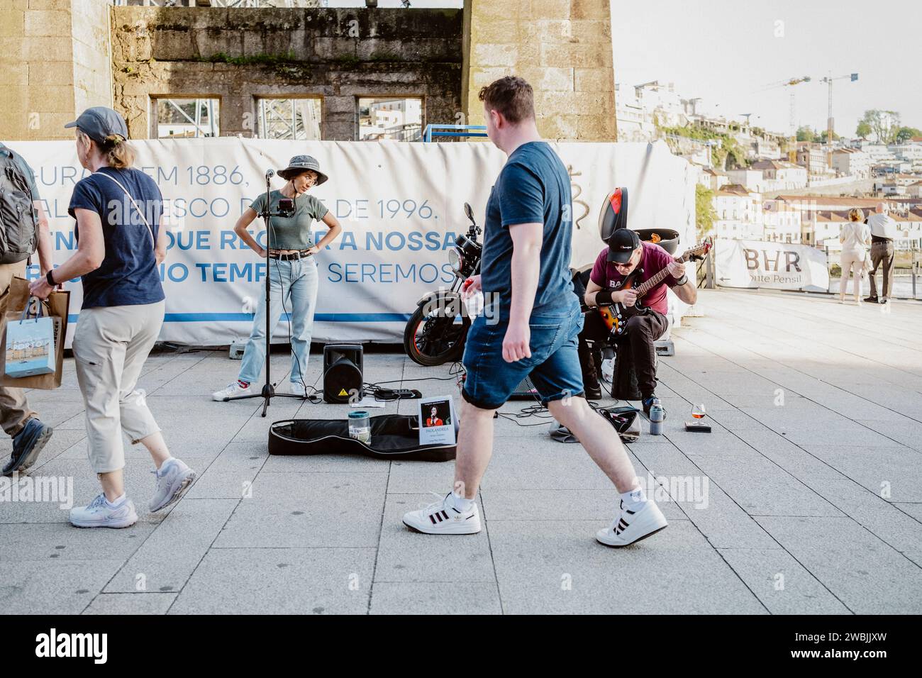 17. April 2023: Porto, Portugal: Eine Straßenband spielt am Flussufer des touristischen Porto Stockfoto