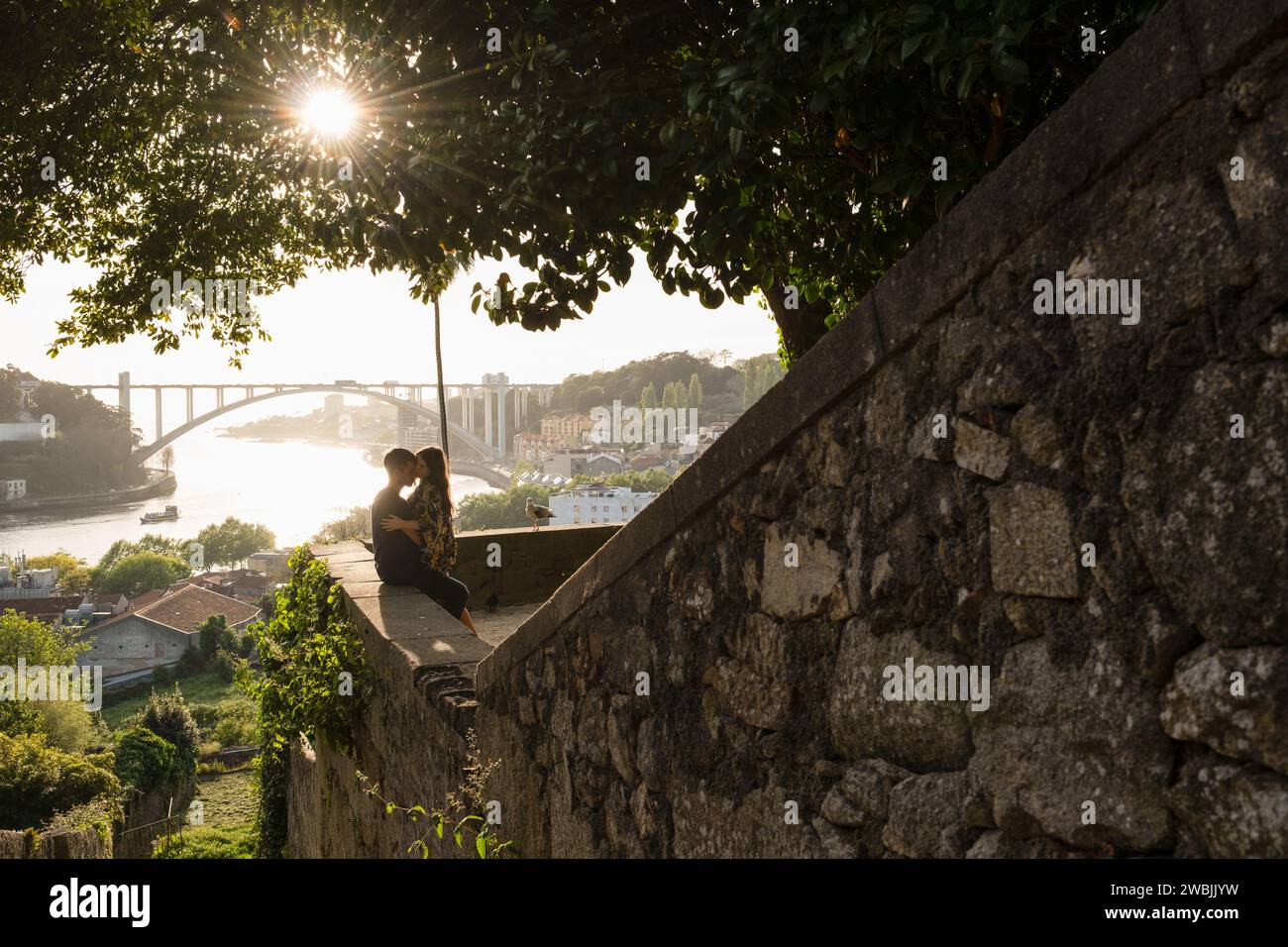 Porto, Portugal - 18. April 2023: Romantisches Paar und der Blick auf Porto, Portugal Stockfoto
