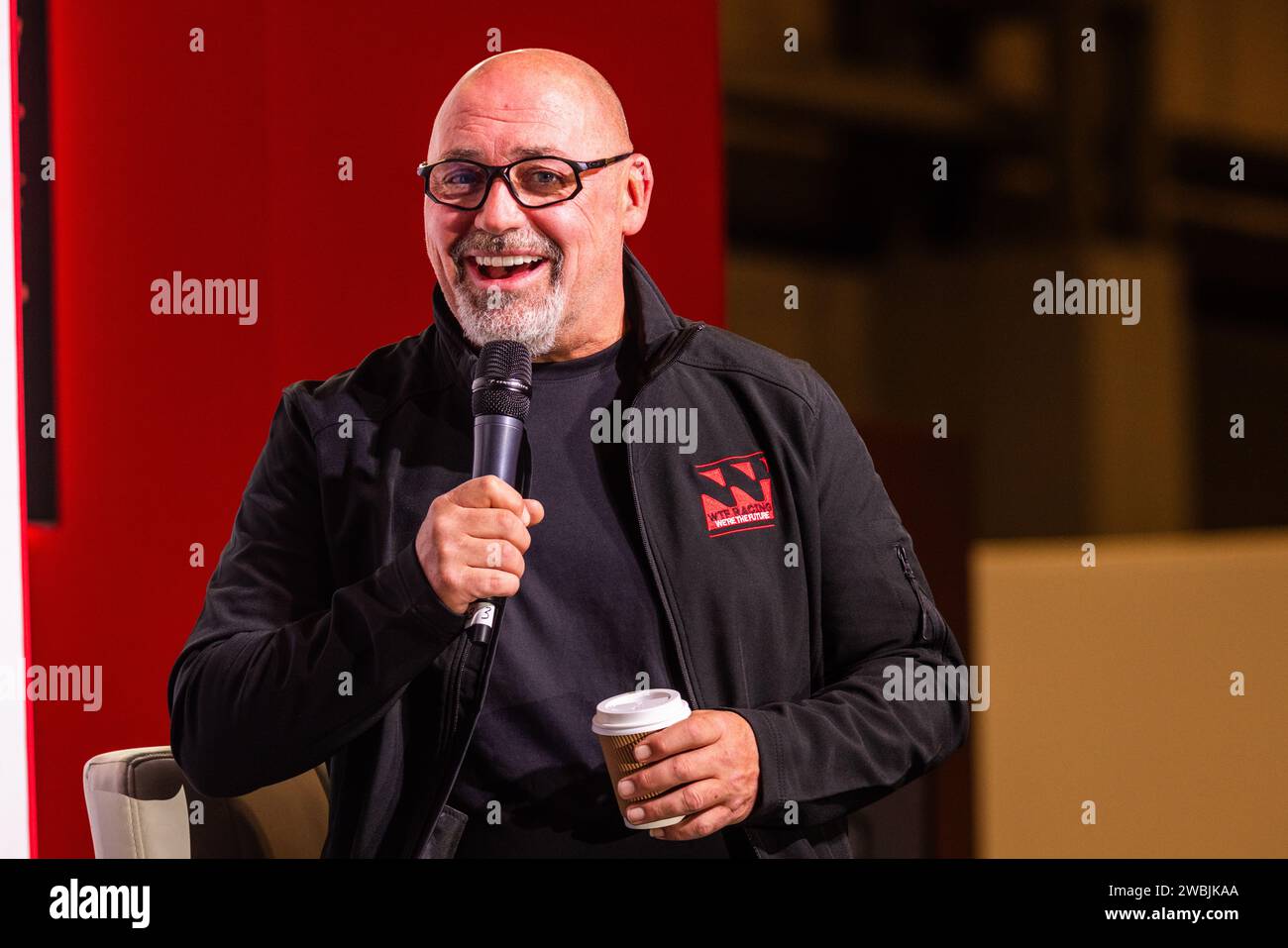 Birmingham, Großbritannien. JANUAR 2024. Alan Gardner, Inhaber des Teams OMG Racing, spricht bei der Markteinführung des WTF Racing Superbikes mit Fahrer james Hilllier auf der Hauptbühne von Autosport International 2024. Credit Milo Chandler/Alamy Live News Stockfoto