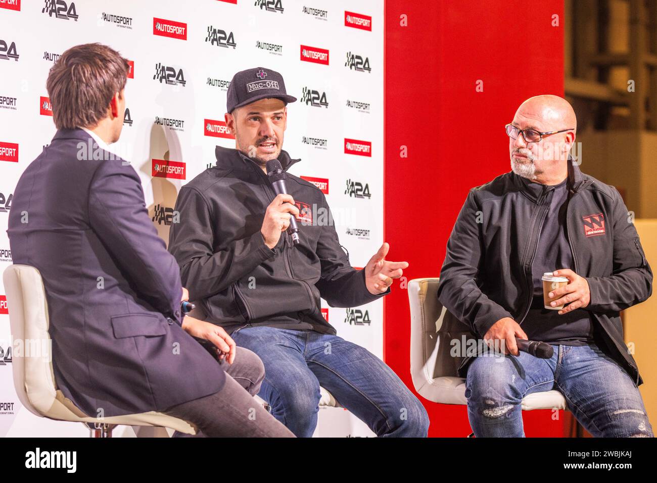 Birmingham, Großbritannien. JANUAR 2024. James Hillier (Fahrer) spricht bei der Einführung des WTF Racing Superbikes mit Alan Gardner, Inhaber des Teams OMG Racing auf der Hauptbühne von Autosport International 2024, NEC Birmingham. Credit Milo Chandler/Alamy Live News Stockfoto