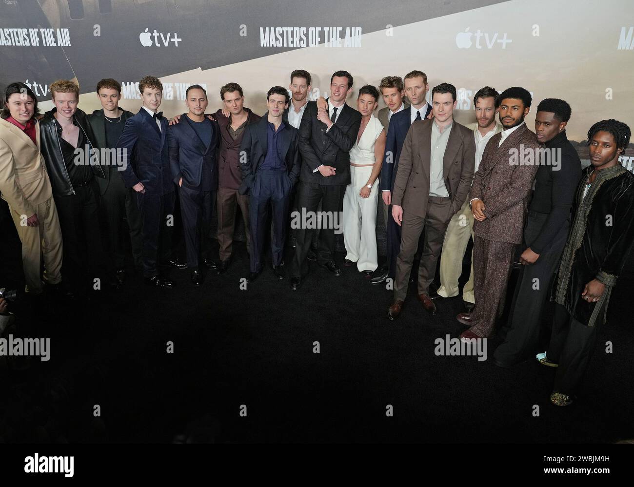 Los Angeles, USA. Dezember 2023. (L-R) MEISTER DER LUFTWAFFE - Phillip Lewitski, Kai Alexander, Jonas Moore, Matt Gavan, Ellito Warren, Rafferty Law, Anthony Boyle, Sawyer Spielberg, Callum Turner, Barry Keoghan, Austin Butler, Edward Ashley, Nate Mann, David Shields, Branden Cook, und Josiah Cross bei der MASTERS OF THE AIR World Premiere von Apple TV im Regency Village Theatre in Westwood, KALIFORNIEN, am Mittwoch, den 10. Januar 2024. (Foto: Sthanlee B. Mirador/SIPA USA) Credit: SIPA USA/Alamy Live News Stockfoto