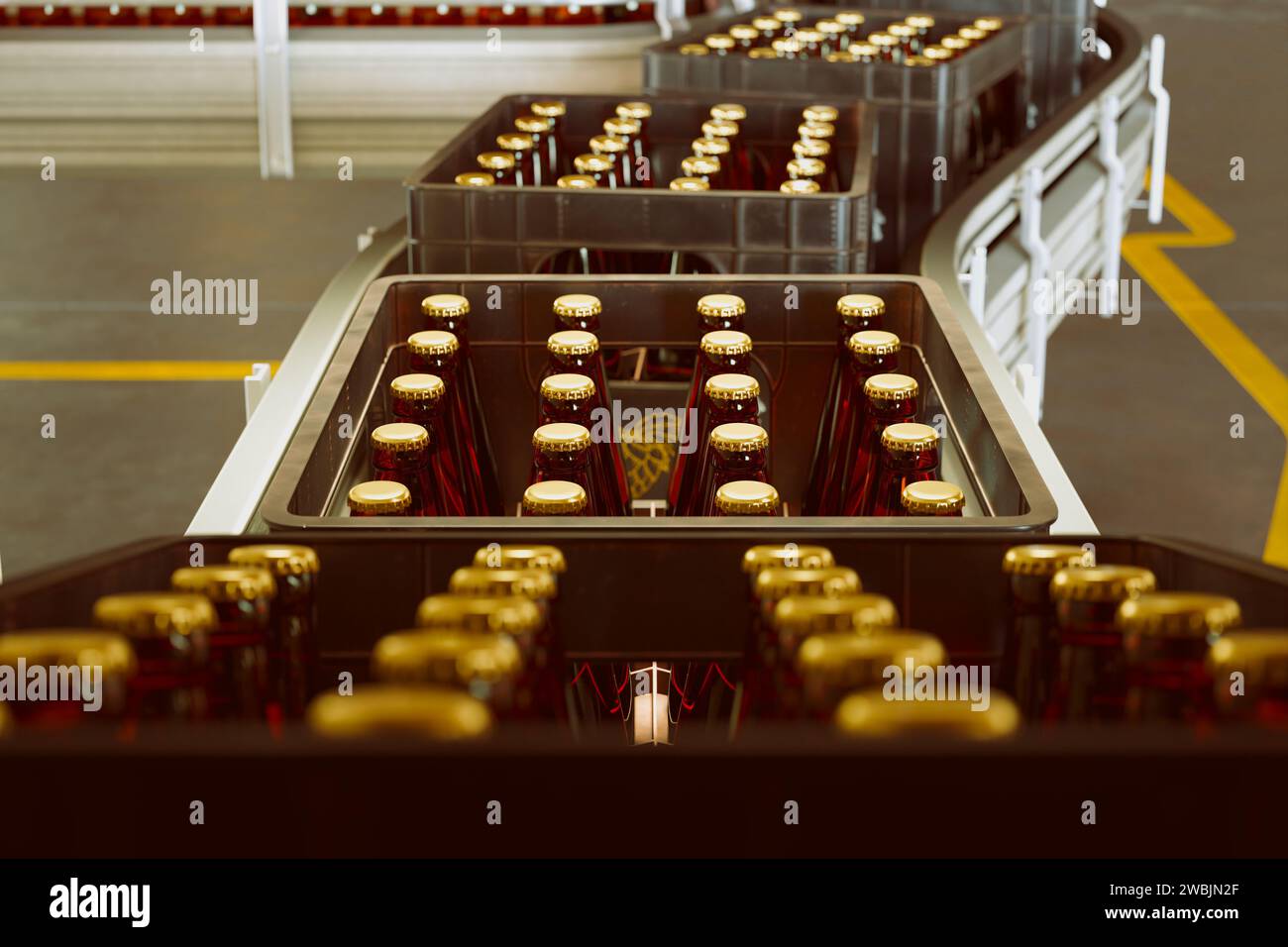 Ein Einblick in eine geschäftige Bierabfüllfabrik mit einem modernen Förderbandsystem, das mit versiegelten, bernsteinfarbenen Bierflaschen ausgestattet ist, die für den Vertrieb bereit sind Stockfoto