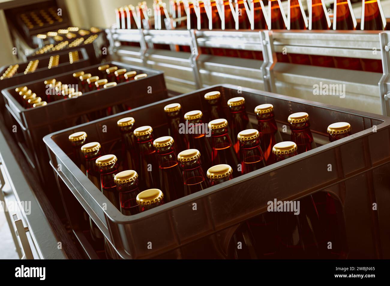 Ansicht einer automatisierten Abfüllanlage mit versiegelten braunen Flaschen, die in Kisten transportiert und verpackt werden, was eine moderne Produktionseffizienz zeigt Stockfoto